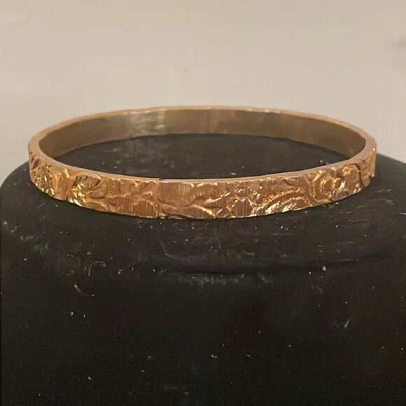 Vintage 8” Avon gold plated textured raised floral pattern bangle bracelet - Picture 1 of 10